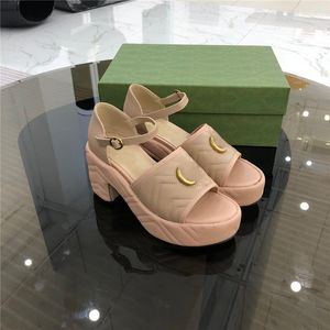 Designer Frau Sandalen grobe Ferse halbe Hausschuhe Dame Sommer Stylist Sandalen Metall Logo Leder sexy hochhackige Schuhe große 42 mit Box