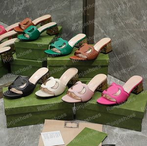 2022 Tasarımcı Seksi Düz Terlik Kadınlar Kesme Kesme Yüksek kaliteli gerçek deri terlik sandalet kare katırlar işlemeli platform kauçuk sandal kutu