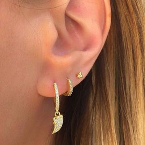 Hoop Huggie Gold Color Fashion Delicate Women Girl S925 Sterling smycken Horn Charm Simple Paved Sparking Clear CZ Lovely Earringhoop