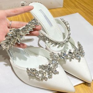 Sapatos casuais de alta qualidade saltos altos chinelos para mulheres folhas de diamante decoração seda chic mules slides slides sexy de designer de dedo pontilhado