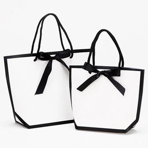 Gift Wrap 5st White Papertboard Black Frame Shopping Paper Bag For Promotion Clothing Portable Tote Business Packaging Baggift