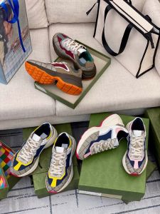Koşu ayakkabıları tasarımcısı Rhyton Spor Ayakkabı Bej Erkek Eğitmenler Vintage Lüks Chaussures Bayanlar Boyut 35-45