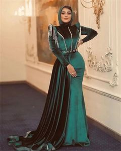 Abito da sera musulmano verde cacciatore 2022 Abiti da ballo per celebrità arabi con sirena elegante in velluto con nappe a mantella