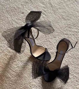 Aveline Sandals 디자이너 신발 샌들 여성 하이힐은 발목 스트랩 검투사 샌들 리아 절묘한 스틸레토 힐 웨딩 파티 드레스 저녁
