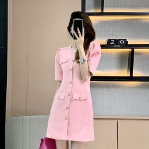 Sommer neue Damen Puff Kurzarm rosa Farbe O-Ausschnitt elegante Tweed Wolle einreihig hohe Taille figurbetontes Bleistiftkleid SMLXL