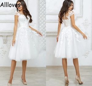 Maniche ad aletta Lunghezza al ginocchio Abito da sposa corto Bottoni con collo trasparente Indietro Taglie forti Abiti da sposa Appliqued in pizzo Una linea Tulle Beach Garden Abiti da ricevimento sposa CL0520