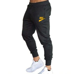 Nowe spodnie do joggingów mężczyźni sportowe spodnie dresowe marka litera drukująca joggery bawełniane ścieżki szczupłe spodnie kulturystyka