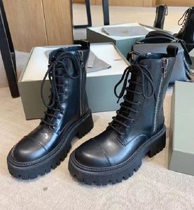 Luxuriöse Designer-Mode-Damen-Martin-Stiefel aus Rindsleder. High-End-Knight-Boot-Schnürsenkel auf höchstem Niveau. Verstellbare Reißverschlussöffnung. Schwarze Damen-Outdoor-Stiefeletten