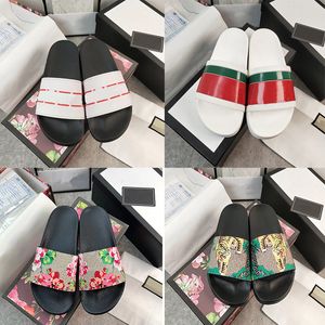 Tofflor klassiska sandaler berömda mode senaste kvinnan blomma tofflor män 3 rand tofflor fancy läder sommar sandales de designer hemskor