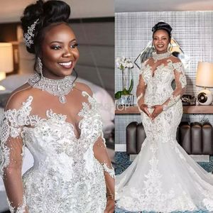 Plus Size Crystal Wedding Dresses Sheer Long ärmar Spetspärlade sjöjungfru brudbröllopsklänningar Elegant Robe de Mariee 2022