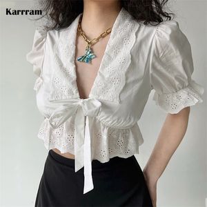 Karrram Lace Patchwork Blouse Puff Sleeve Shirt V-NeckBandage Embroidery Crop Tops女性ホワイト半袖シャツ韓国スタイル220521