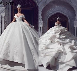 Fantastiskt tiered Cathedral Train Royal Princess Ball Gown Wedding Dresses Dubai Arabic Lace Sequined Off Shoulder Puff Bridal Clows Church Formal Vestidos CL0848