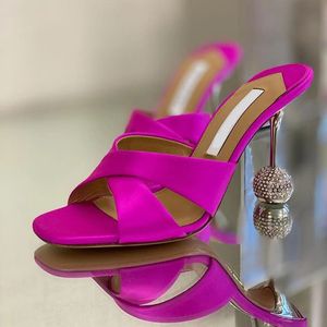 Тапочки на высоком каблуке для женских атласных сандалий Дизайнер-дизайнер с страном с тусыми каблуками с кожаной сандал.