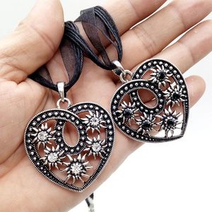 Pendant Necklaces Edelweiss Heart Multicolor Rhinestone Vintage Oktoberfest Necklace Costume Jewellery WholesalePendant