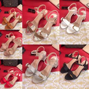 Новые прибытия 2022 Паттентные кожаные каблуки сандалии сандалии женщины уникальный дизайнер заостренные платье на пальцах свадебные обувь сексуальные обувь