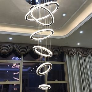 Lampy wiszące willa dupleks budynek duży żyrandol nowoczesny minimalistyczny salon pusta nordycka loft apartament na schodach Long żyrandol