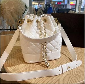 Stylish Women's Designer Bucket Lamb Bag Letter Rivet Rem TRAP TOPT Tote DrawString Gold Hardware Crossbody Shoulder Quilted Plaid Chain Luxurys Handväskor