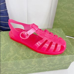 Sandálias de designer feminino Lucency Rubber Sandal Moda plana malha trançada pães de praia retro redonda sandália