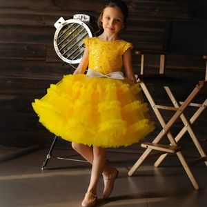 Sarı katmanlı tül çiçek kız elbise diz uzunluğu ilk cemaat elbisesi yay boncuk pullu kısa yürümeye başlayan çocuk doğum günü giyim