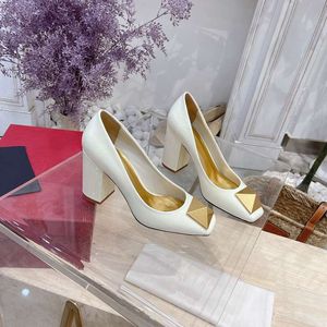 Office Lady Summer Dress Shoes Designer Sandaler Gold Pyramid Rivets 6 8,5 cm Chunky Heels Patent Leather Women Party Pumps