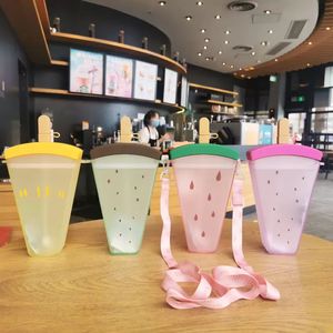 Söt vattenmelonform vattenflaskor plast sippy koppar bekväm rem utomhus juice glass bärbar popsicle barn kopp med sugrör och rem