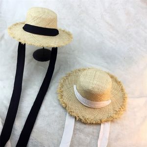 夏の女性のビーチラフィアブラックホワイトリボン帽子弓気質フラットキャップストローの海辺220318