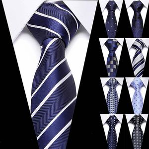 Manlig mörkblå randig slips silkebussen för man formellt bröllopsfest