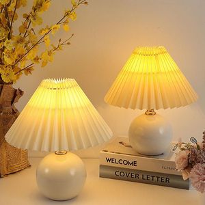 Tischlampen Koreanische Vintage Plissee Keramik Schreibtischlampe Für Zuhause Nachttisch Schlafzimmer Wohnzimmer Licht Dekor USB Kreative LampTable