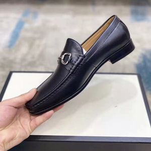 Lyxnamn designskor herr loafers mäns klänning skor hästbit metall spänne bokstav tryckt mocka sammet bröllop sko mode party loafer läder oxfords 38-45