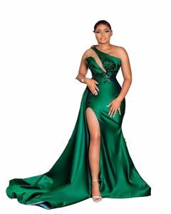 2022 Sexy Caçador Escuro - Verde Verde Vestidos De Prom Vestidos Um Ombro Lantejoulas Lace Appliques Alto Lado Split Split Sweep Train Aso Ebi Noite Vestidos Plus Size