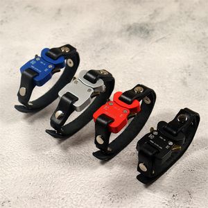 1017 Alyx 9SM Cadeia de couro genuína Industrial Wind Cobra Buckle Bracelet Men e Mulheres Casais Hip Hop Maré Jóias de moda