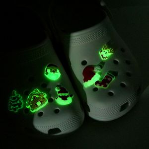 MOQ 50PCS GLOW w ciemnym Croc Jibz Charm Chargen Cartoon Wzór 2D PVC Luminous But Akcesoria dekoracje Fluorescencyjne piny buta buta sandały dla dzieci sandały