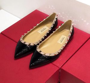 Sandálias de grife sapatos femininos couro envernizado sexy bico fino sem cadarço para mulheres senhoras festa rebite sapatos baixos Zapatos De Mujer