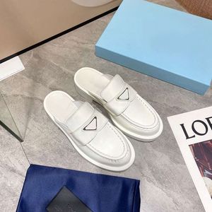 Prad designer kvinnor skor choklad glansad läder loafer svarta sneakers borstade läder loafers monolit plus plattform sneakers cloudbust r4yy