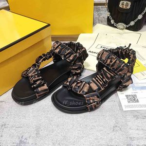 Designers Brown Satin Sandals for Women Lyx Paris Sandal Tofflor Mode Damer Sommar Beach Slides Högkvalitativ Flip Flops Casual Skor