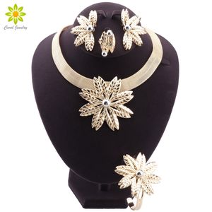 Set di gioielli placcati in oro Dubai per donna Collana di fiori vintage Bracciale Orecchini Anello per donna Accessori da sposa Sposa