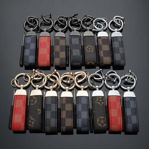 Lyxiga nyckelkedjor för män Kvinnor Design Key FOB Buckle Fashion äkta läder nyckelringhållare bilknappar tillbehör Bag charmgåvor