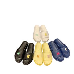 2022 Xiaoxiang Wind Hausschuhe Damen Sommer dicken Boden Ein-Wort-Hausschuhe Sandalen tragen Farbe Süßigkeiten Buchstaben flache Ferse Designer
