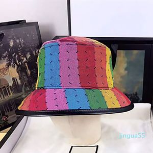 Cappellini da pescatore da donna a tesa larga Colore arcobaleno con cappelli da designer con tesa in PU Cappellino da spiaggia da donna primavera estate