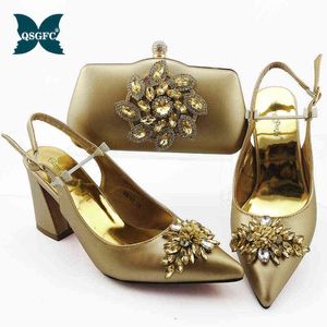 Scarpe eleganti Design italiano Nuovo arrivo Borsa da donna in stile nigeriano con cristalli e applicazioni decorative Set in colore viola per la festa 220722