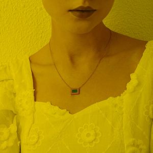 ペンダントネックレスヴィンテージポーフレームSqaure Lapis Lazuli Stone Necklace 18kの絶妙なブルーカラージュエリペンダント付きステンレス鋼