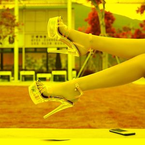 Scarpe eleganti Sandali di cristallo Stiletto trasparente alla moda 2022 Pantofola da donna estiva Tacchi alti Scarpe da passerella per palcoscenici da 14 cm