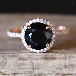 Bröllopsringar högkvalitativa rosguldfärger Inlagd svart kristallsten snidad pärla för kvinnors jubileumsmycken Anel Wynn22