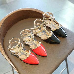Девушки римские сандалии 2021 летние новые детские тапочки с заклепками мягкой подошвы принцессы Обувь мода заостренные сандалии SMG117 G220418
