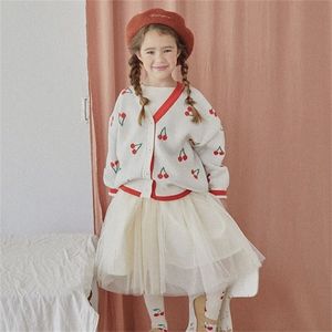 Детские осенние свитера rj бренд Winter Girls Cherry Print V-образный вырезка кардиган детская детская хлопковая одежда для малышей LJ201128