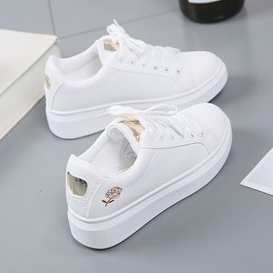 2022 frauen Skate Schuhe Casual Schuhe Neue Frühjahr Frauen Schuhe Mode Gestickte Weiße Turnschuhe Atmungsaktive Blume Spitze-Up Frauen turnschuhe