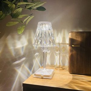 テーブルランプダイヤモンドランプベッドルームベッドサイドバーのためのアクリル装飾デスククリスタル照明器具ギフトLEDナイトライトテーブル