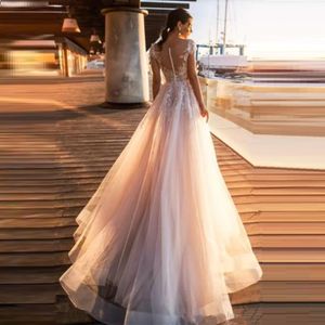 New Beach Country Appliques in pizzo Abiti da sposa A Line Sheer Scoop Neck Tulle Ricoperto Bottoni Abiti da sposa lunghi da sposa Vestido De Novia