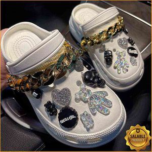 sandaler Trendiga Rhinestone Croc Charms Designer Diy Quality Kvinnor Skor För Focks Anime Kedja Träskor Spänne Barn Pojkar Flickor 220623