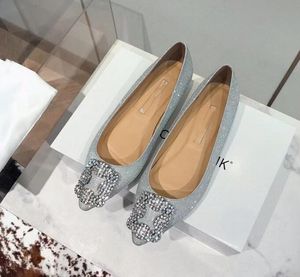 Scarpe di moda di marca sandali primavera e autunno lettere di pelle bovina archi scarpe da balletto di cristallo mocassini in pelle gondola nera da donna alla moda.